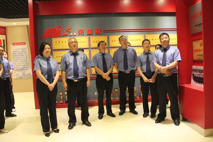 检察干警聆听创建全国文明单位历程