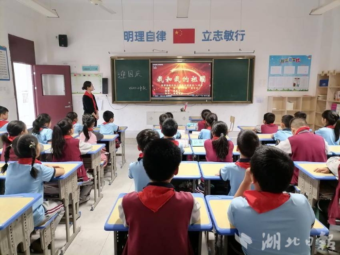 嘉鱼县开展“向国旗敬礼”主题教育实践活动(1).doc