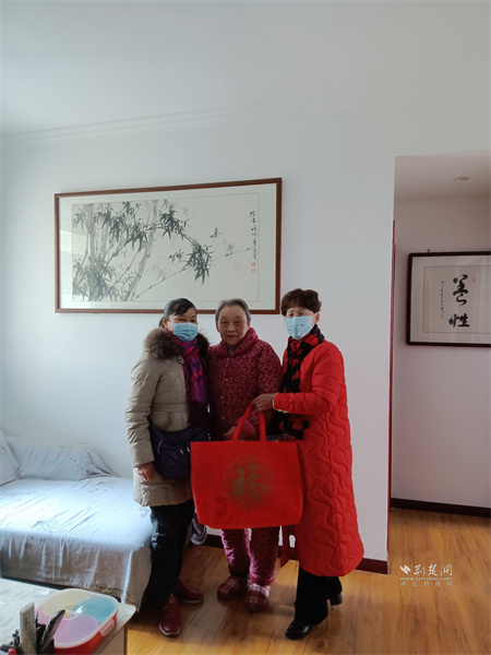 岳传英上门看望辖区独居老人张恒香。.jpg