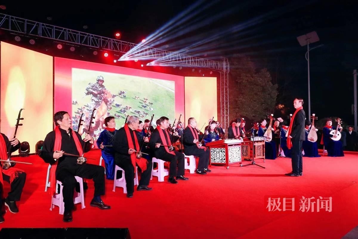 b体育官网入口在线武汉光谷新时代文明实践“百姓大舞台”文艺节目展演走进湾郡社区(图5)
