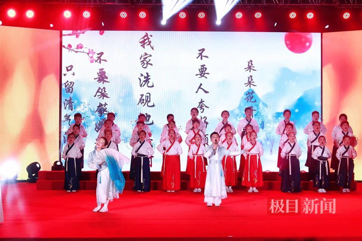b体育官网入口在线武汉光谷新时代文明实践“百姓大舞台”文艺节目展演走进湾郡社区(图6)