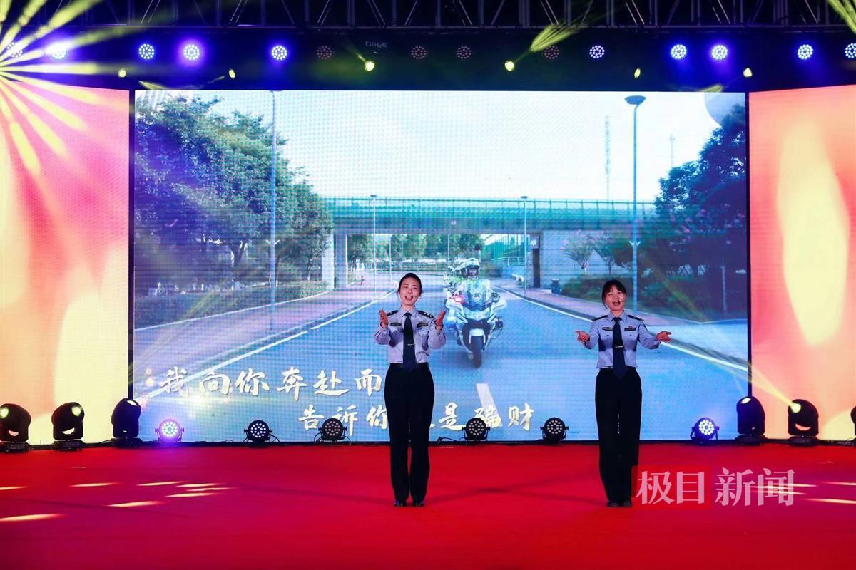b体育官网入口在线武汉光谷新时代文明实践“百姓大舞台”文艺节目展演走进湾郡社区(图7)