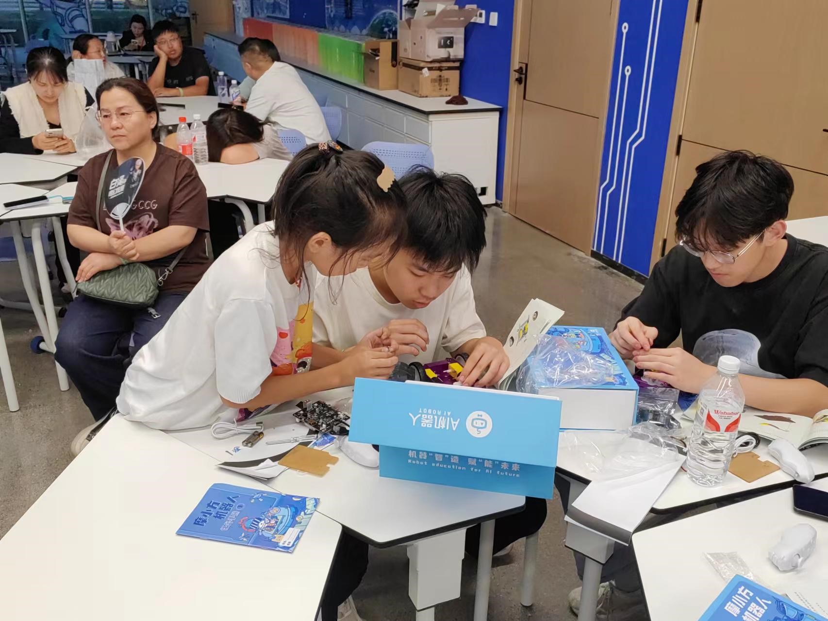 拼装AI机器人。王战雄摄