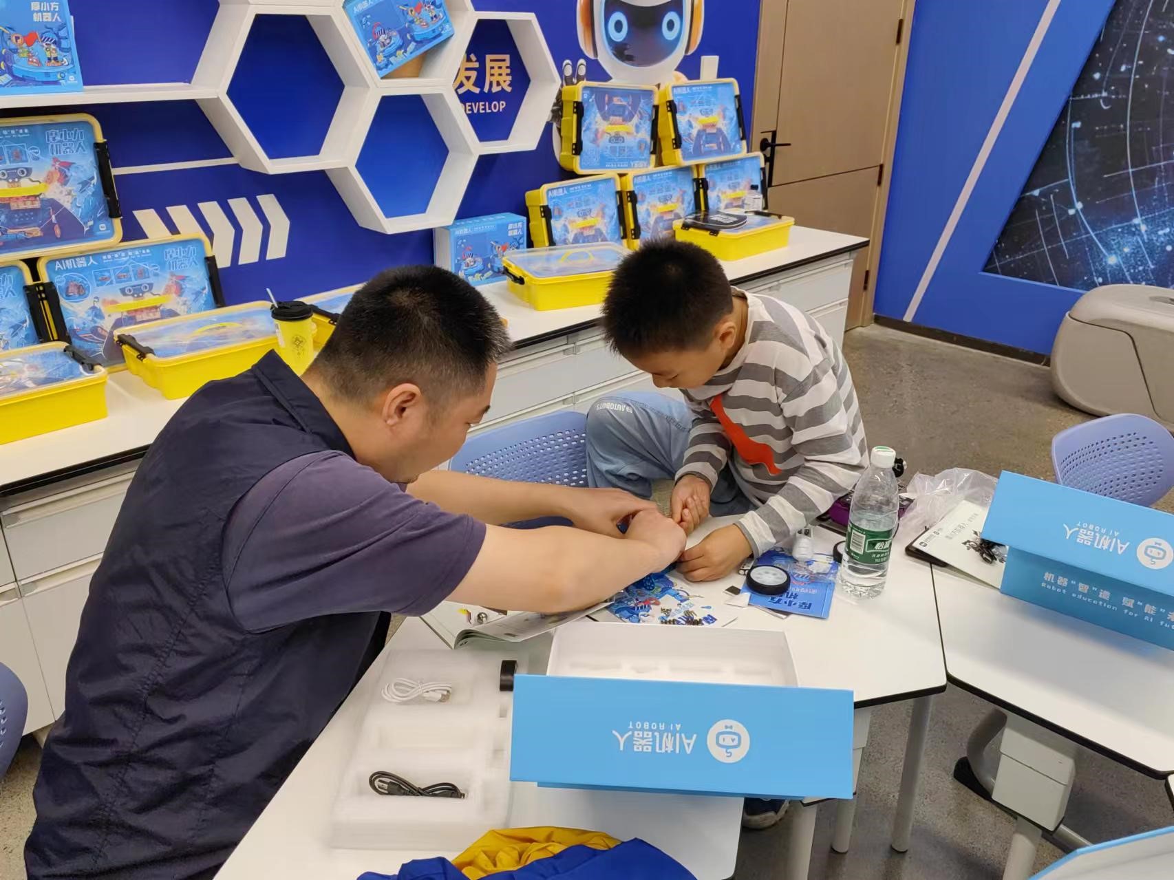 拼装AI机器人。王战雄摄