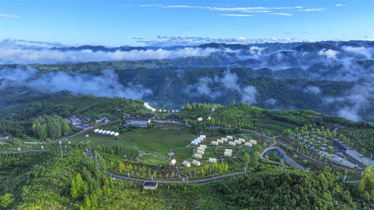 3郧西县童话谷·天空牧场景区.jpg