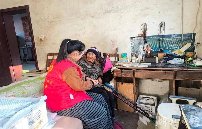 章山街道下段村简报-农家书屋学精神 入户走访暖民心.docx