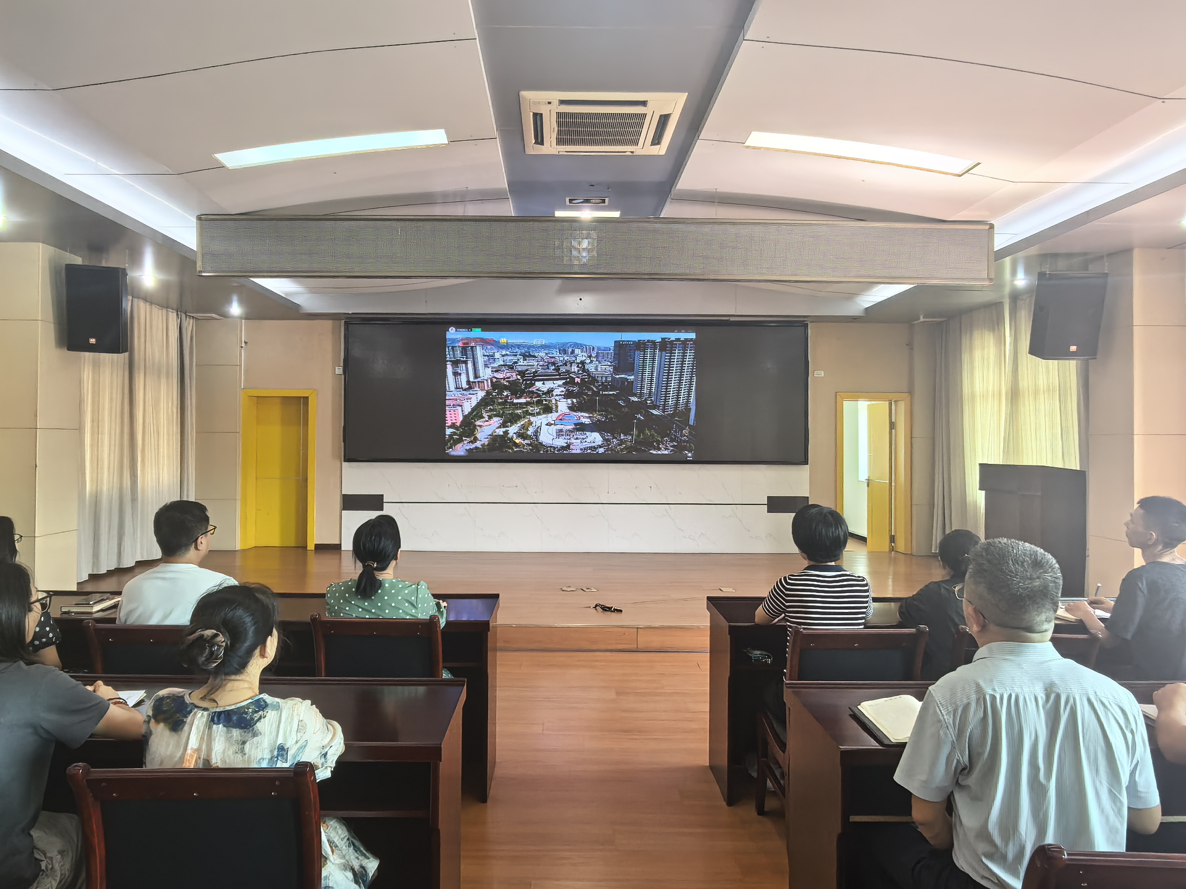 全国文明单位恩施州审计局干部职工收看“中国好人榜”发布仪式